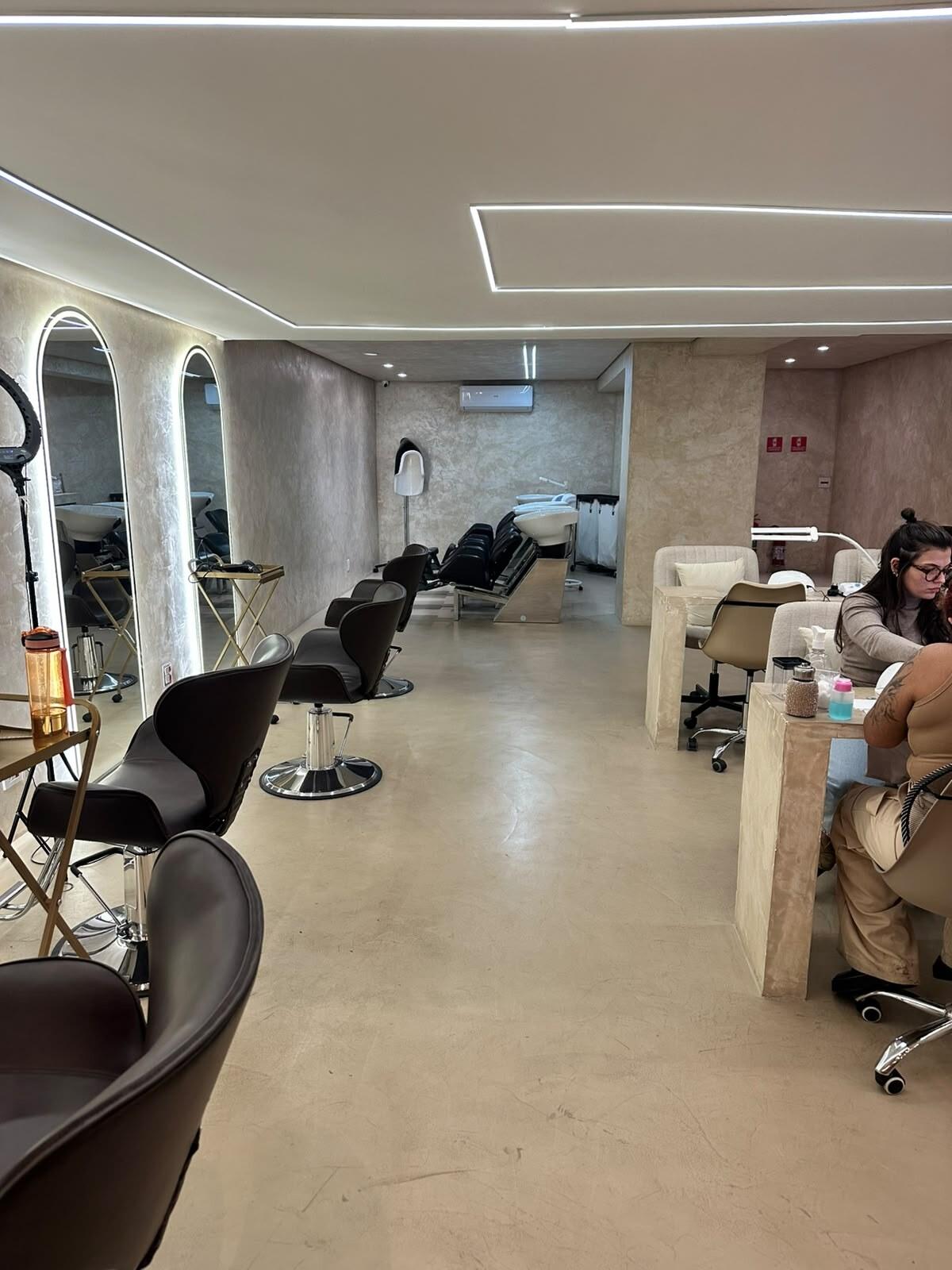 Salão e estações de atendimento do Mimo HUB na Bela Cintra